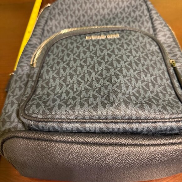 MICHAEL KORS Cooper Logo Sling Pack - Picture 3 of 4